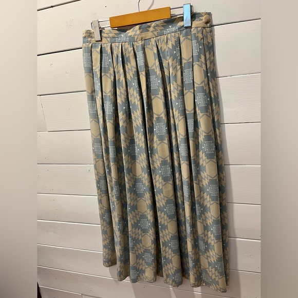 📍🩵 Alfred Sung 100% Silk Pleated Midi Skirt – Size 8 - Picture 6 of 10